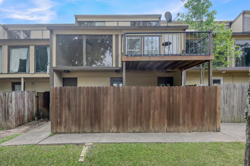 Lakeway Street townhouse exterior, Conroe
